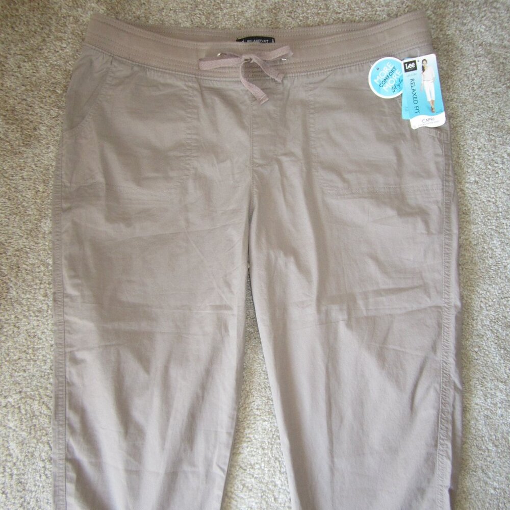 Lee women's 18 Medium 18M Relaxed Fit Khaki Sandstone Capri Just Below the Waist